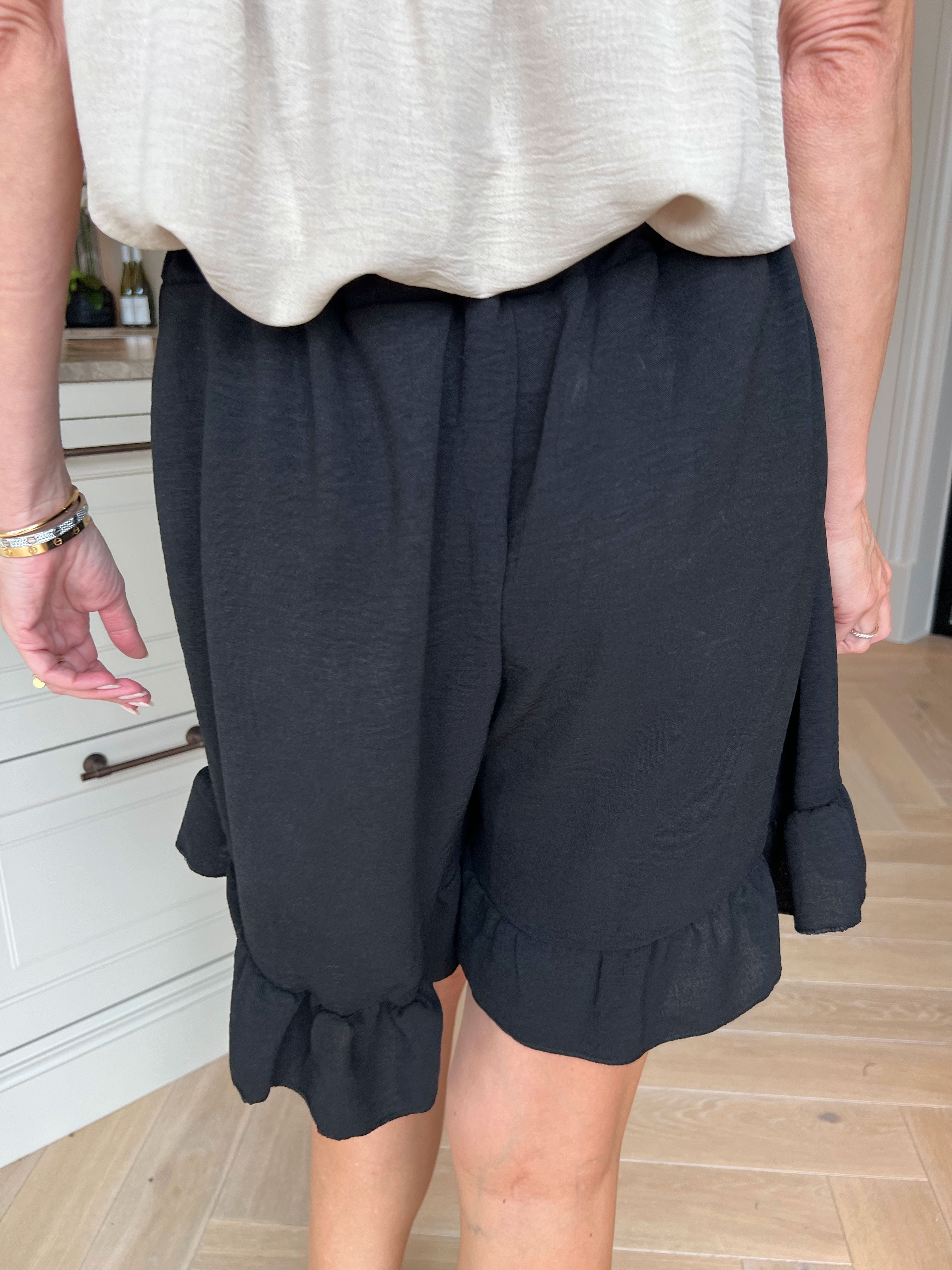 Ottalie - Løse shorts i viskose med sød flæsekant